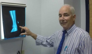 gallery_Dr_Torke_Pointing_to_XRay